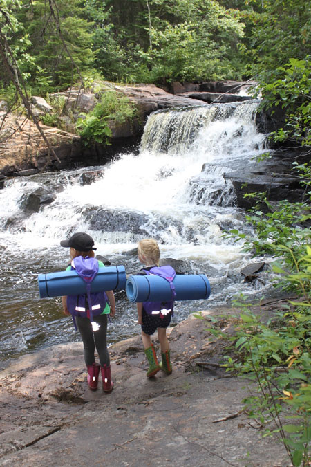 Jentene-på-tur-ved-fossen